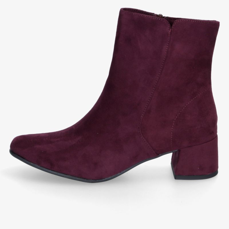 Bordeauxrote Stiefelette aus weichem Veloursmaterial mit elegantem Blockabsatz und spitzer Schuhkappe in Seitenansicht.