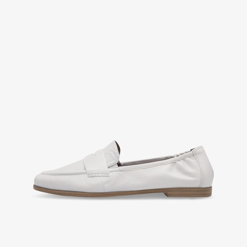 Eleganter weißer Loafer seitlich, bequemes und flexibles Design, leichte und flache Sohle