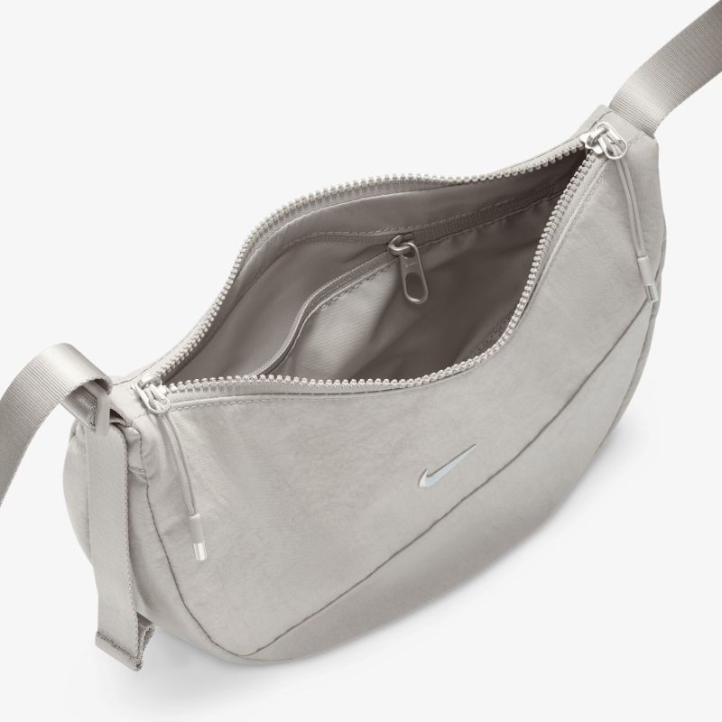 Graue Handtasche mit offenem Reißverschluss und sichtbarem Innenfach, praktisch und modern gestaltet