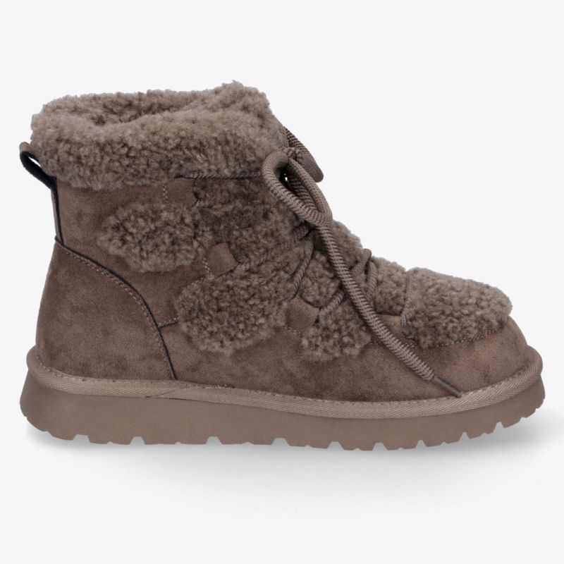 Warmer brauner Winterstiefel mit weichem, kuscheligem Material und bequemer, rutschfester Sohle, seitliche Ansicht
