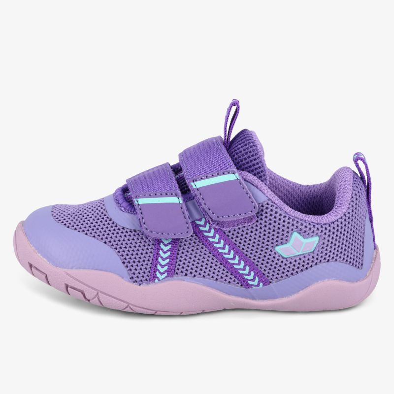 Bequeme lila Sneakers mit Klettverschluss und flexibler Gummisohle im seitlichen Blick.