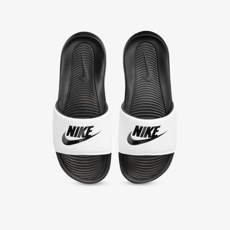 Stylische Nike Sandalen mit schwarzem Fußbett und weißem Riemen im sportlichen Design für Alltag und Freizeit.