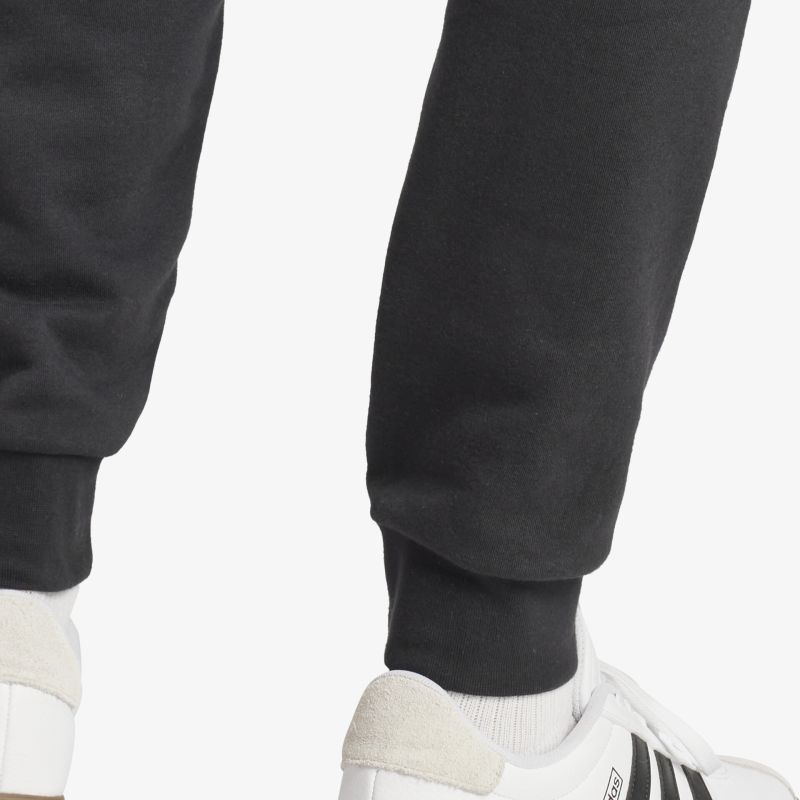 Weißer Sneaker mit schwarzem Streifen, sportlich und bequem am Fuß getragen, ideal für aktiven Alltag