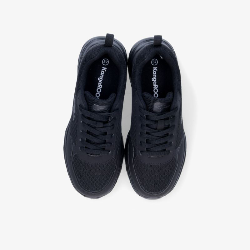 Schwarze Turnschuhe mit sportlichem Design und rutschfester Sohle für maximalen Komfort.