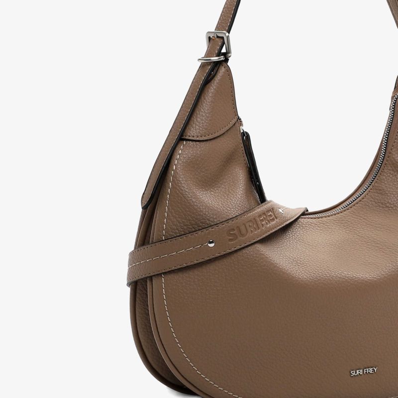 Detailaufnahme einer braunen Lederhandtasche mit sichtbaren Nähten und verstellbarem Riemen in edler Optik