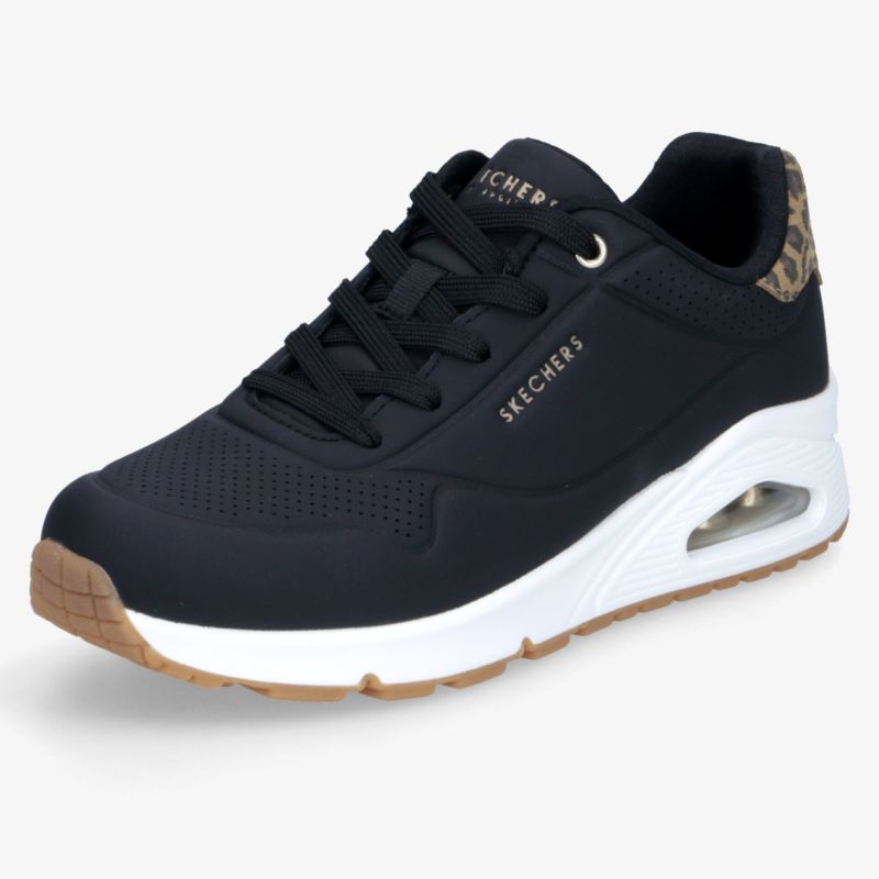 Sportlicher Sneaker in schräger Frontansicht mit komfortabler Polsterung und stabiler Sohle