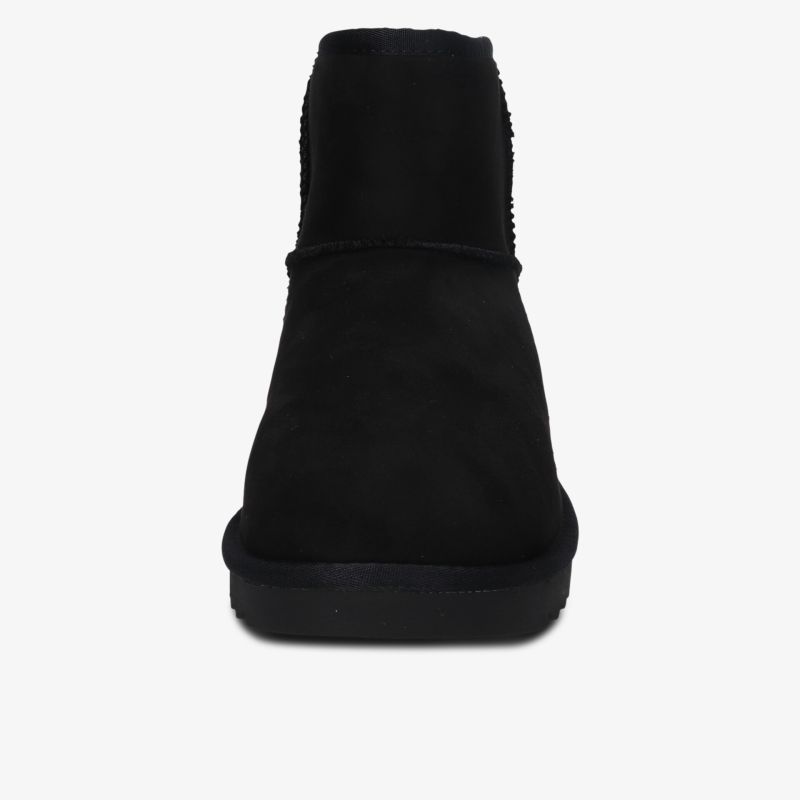 Schwarzer Schuh mit glattem Obermaterial und rutschfester Sohle in klarer Frontansicht