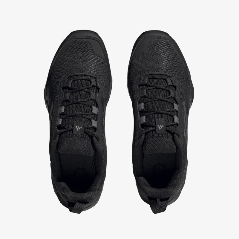Schwarze Sneaker von oben, minimalistisches Design, ideal für sportliche Aktivitäten und Freizeit