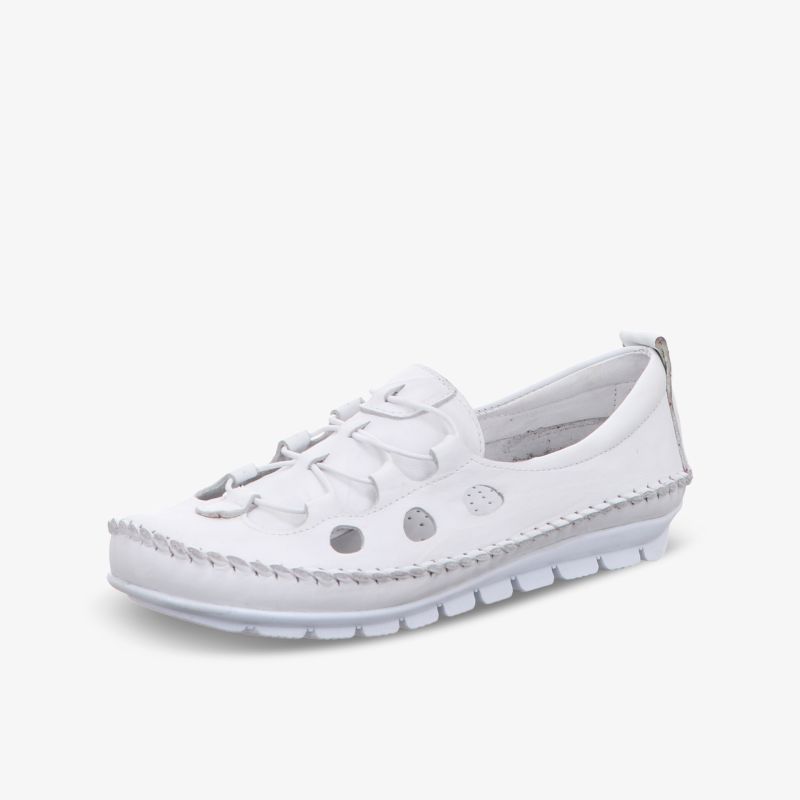 Moderner, bequemer weißer Schuh mit flexibler Sohle und atmungsaktivem Design für optimalen Tragekomfort.