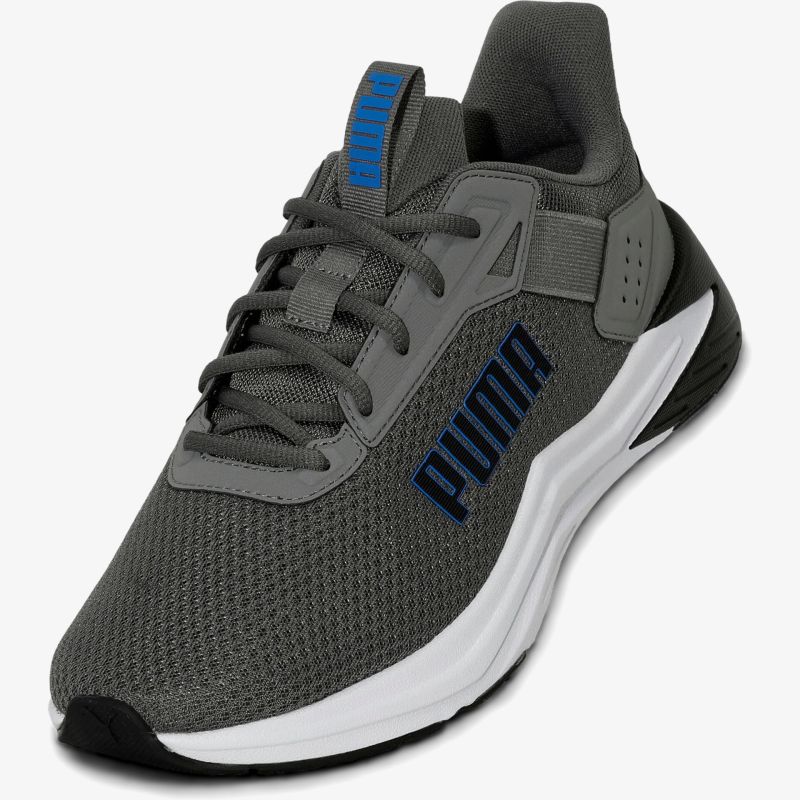 Leichter grauer Sportschuh mit atmungsaktivem Obermaterial und bequemer Passform für optimalen Tragekomfort