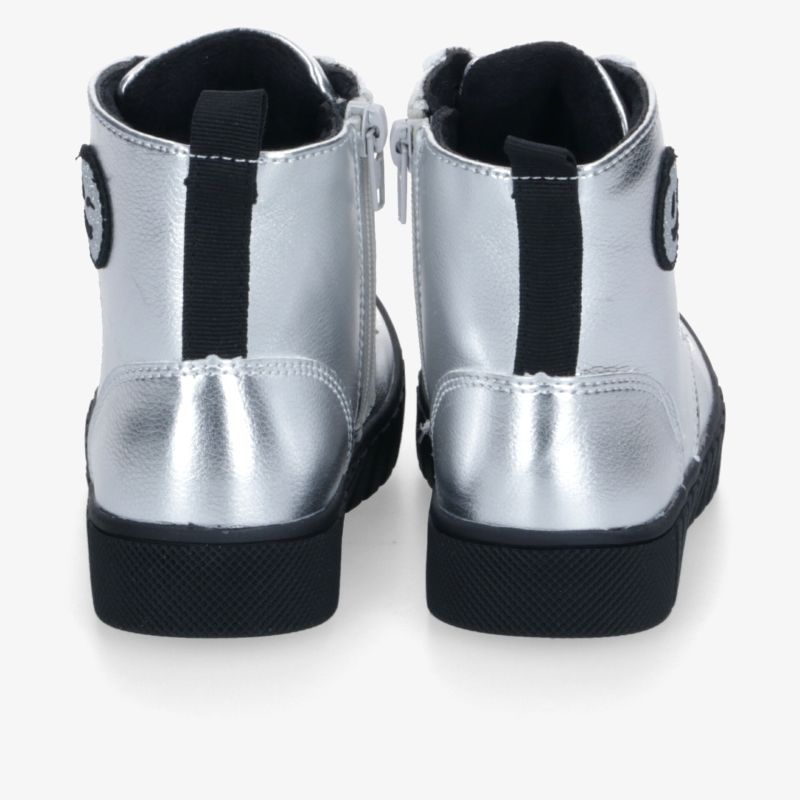 Silberne Stiefel mit robustem Absatz und Reißverschluss, Rückansicht, moderner und langlebiger Schuh