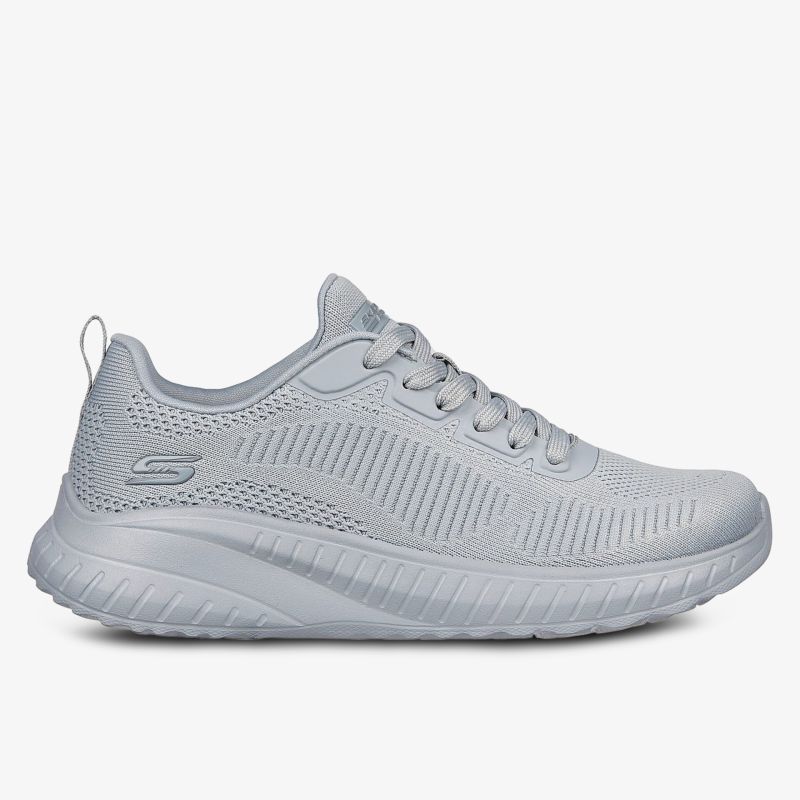 Moderner grauer Sneaker mit atmungsaktiver Oberfläche und bequemer Passform für sportlichen Komfort