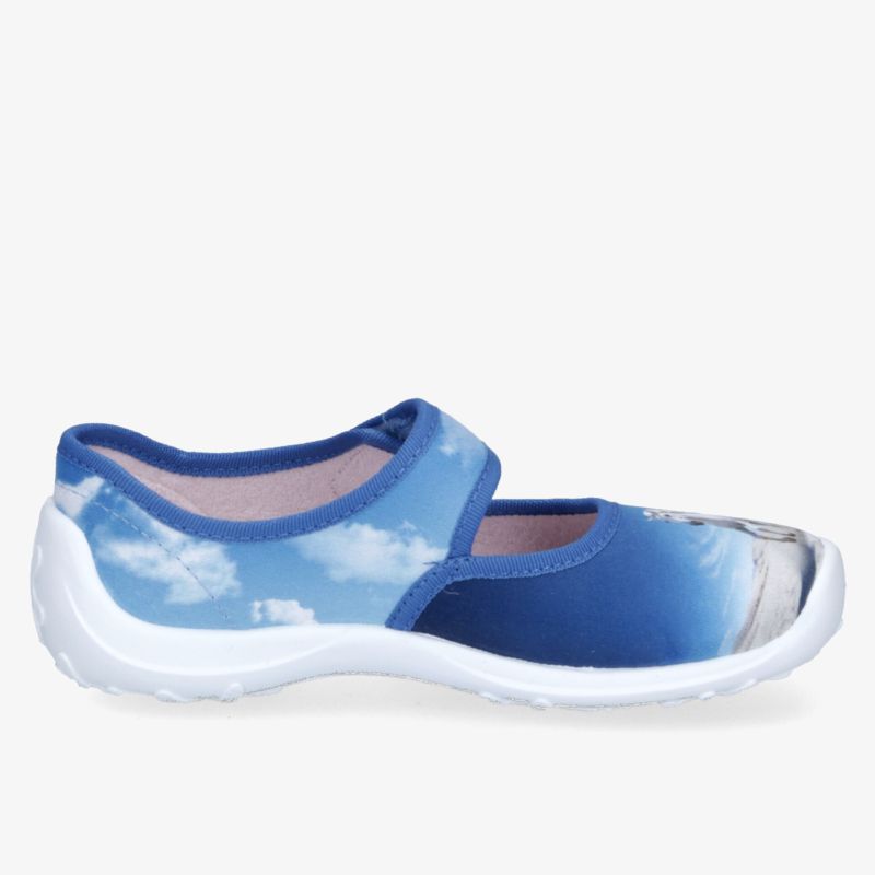 Seitenansicht eines blauen Schuhs mit Wolkenmuster, flexibler Sohle und weichem Klettverschluss für bequemen Halt