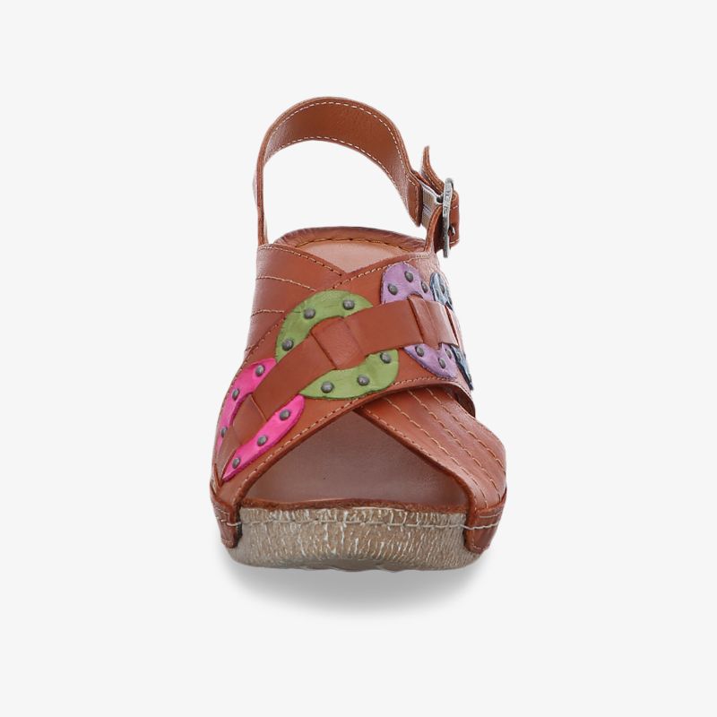 Frontansicht einer modischen Sandale mit bunten Riemen und verstellbarer Schnalle auf bequemen Fußbetten