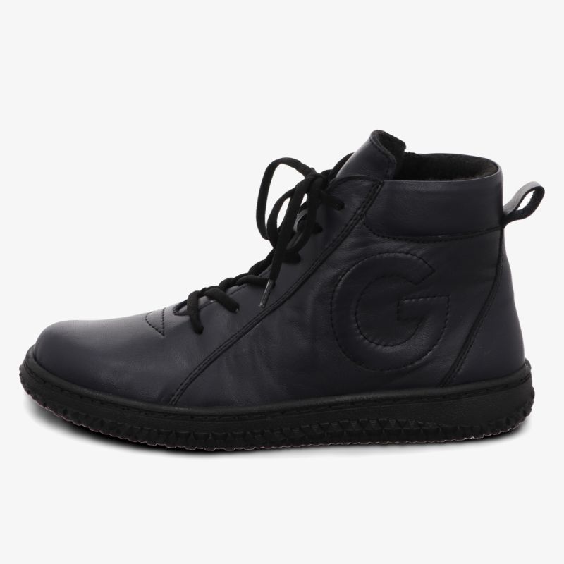 Schwarzer High-Top-Sneaker mit Schnürung, gepolstertem Schaft und markanter Profilsohle in schräger Vorderansicht.