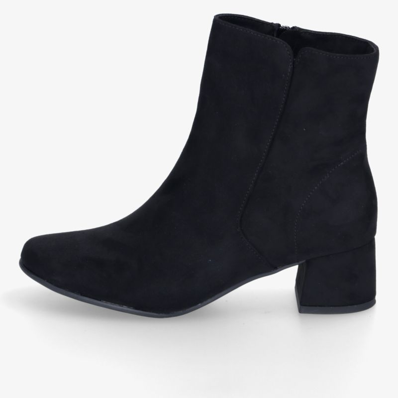 Schwarze Stiefelette aus weichem Material mit spitzer Schuhspitze, stabilem Blockabsatz und kurzem Schaft.