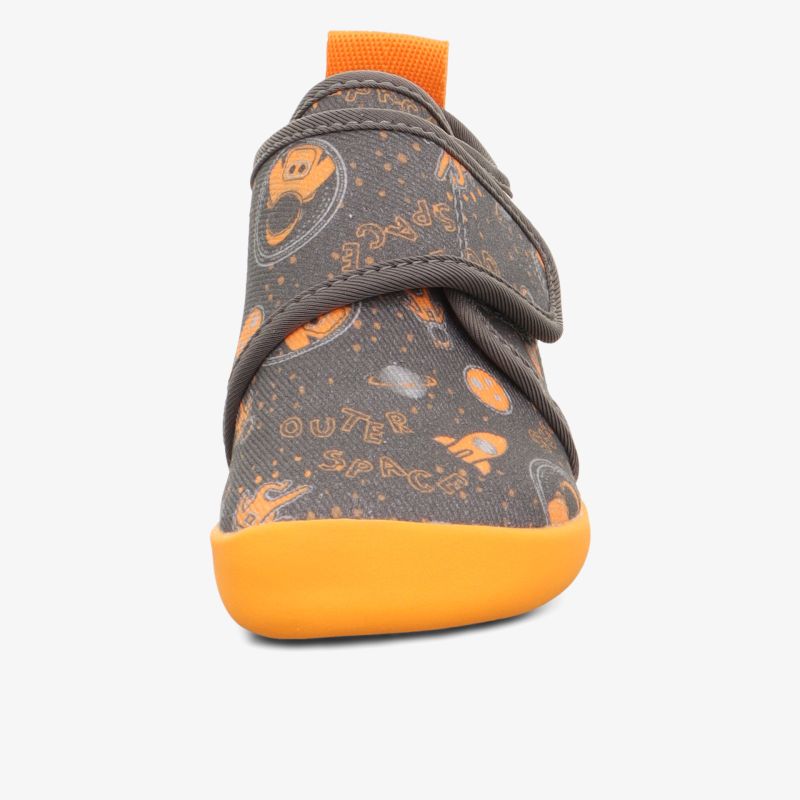 Robuster und flexibler Schuh mit bequemem Verschluss und rutschfester Sohle in lebendigem Design