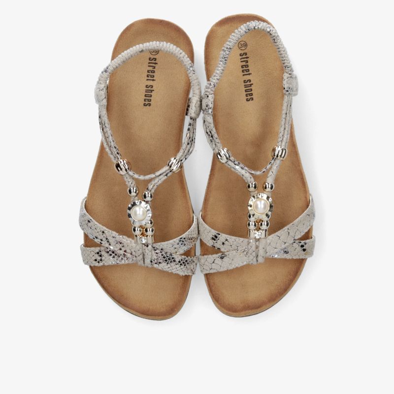 Elegante Sandalen in Schlangenleder-Optik mit komfortablem Fußbett und stilvollen Schmuckdetails.