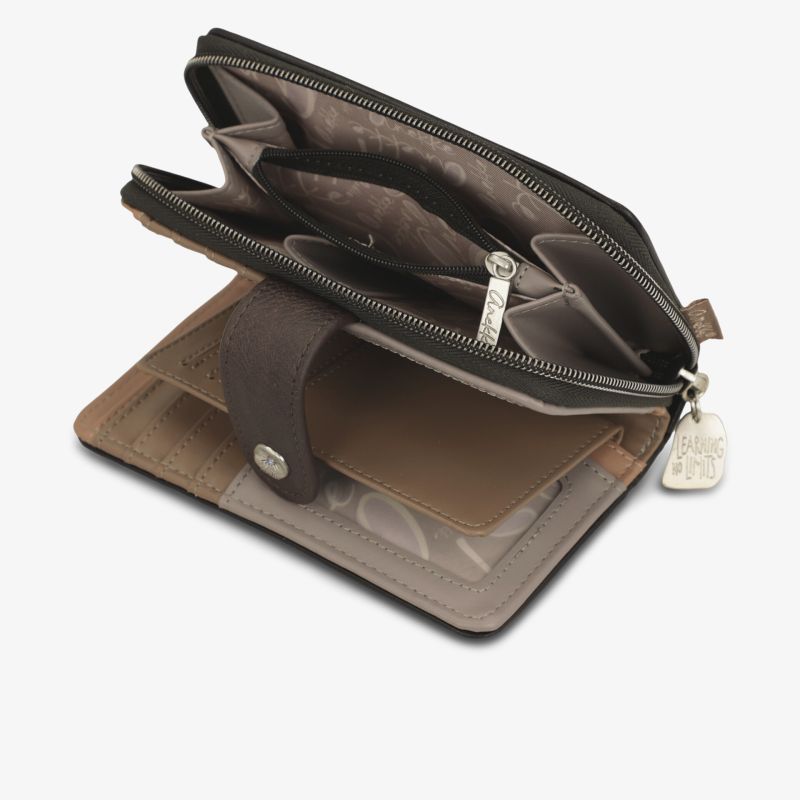 Kompakte braune Leder-Geldbörse mit mehreren Zipper-Fächern für gute Organisation