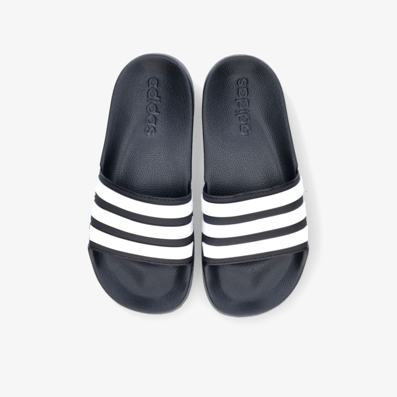 Bequeme, stilvolle schwarze Badeschlappen mit weißen Streifen, ideal für den täglichen Gebrauch.