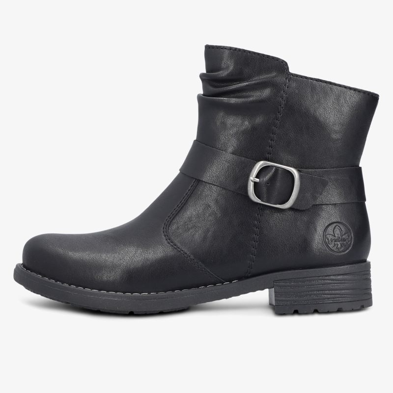 Schwarzer Lederstiefel mit bequemem Absatz und modischer Schnalle in klarer Seitenansicht