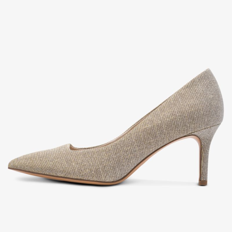 Beiger spitzer Pumps mit elegantem Absatz und hochwertiger Oberfläche, stilvoll und bequem.