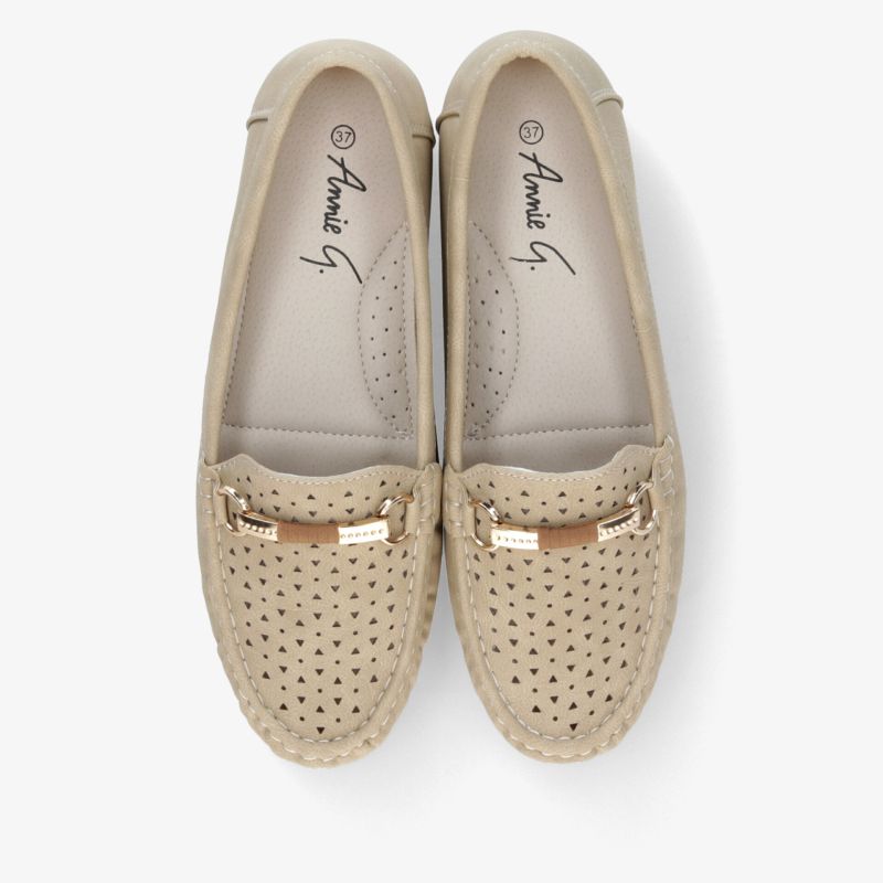 Bequeme helle Schuhe mit perforiertem Obermaterial und elegantem Design, ideal für angenehmes Tragegefühl