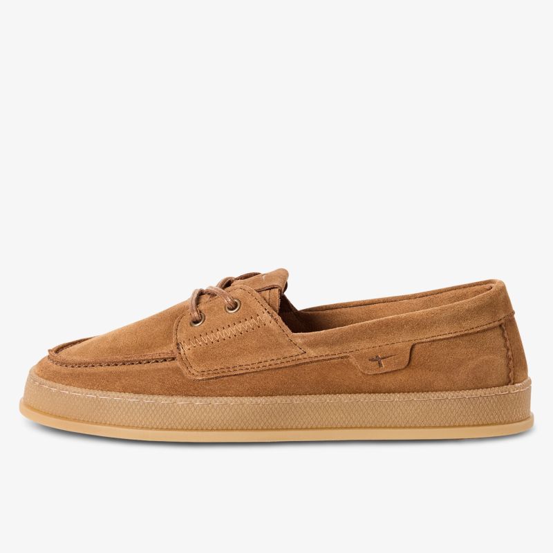 Seitliche Ansicht bequemer Schuh mit robuster Sohle und hochwertigem Obermaterial in braunem Farbton