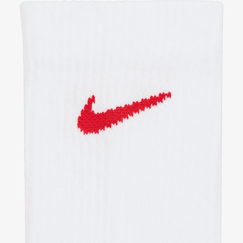 Weißer Sportstrumpf mit rotem Nike Logo, komfortabel und atmungsaktiv für hohen Tragekomfort