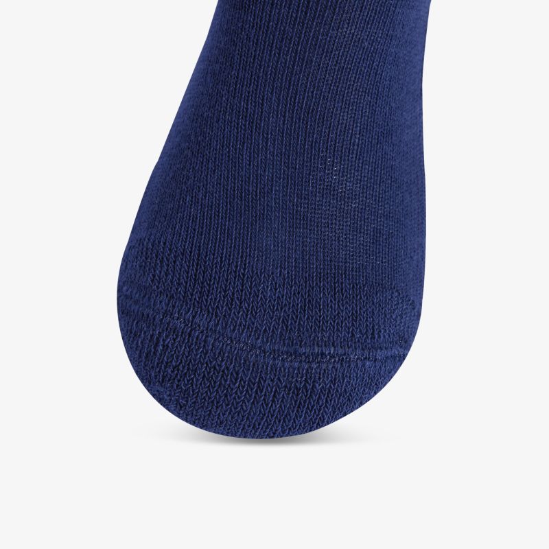 Dunkelblauer, nahtloser Stricksocken mit eng anliegendem, elastischem und weichem Material