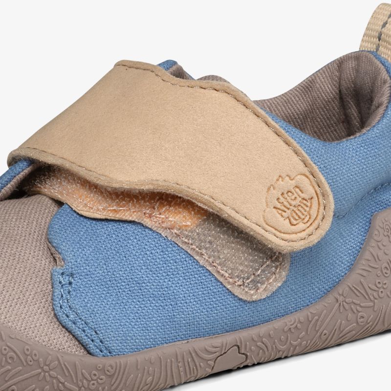 Bequemer Schuh mit Klettverschluss und flexibler Gummisohle in gedeckten Farben, ideal für Alltag und Komfort