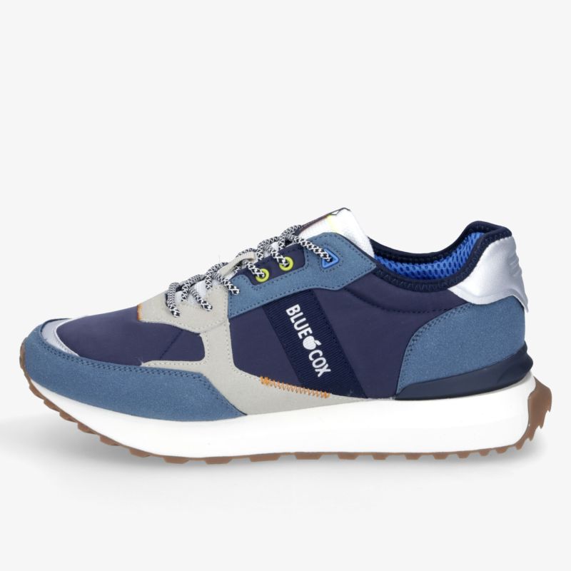 Sportlicher leichter Schuh mit atmungsaktivem Material und rutschfester Sohle in Blau- und Grautönen seitlich