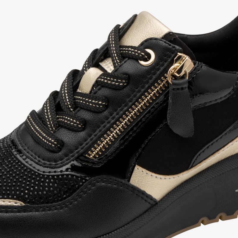 Detailaufnahme eines schwarzen Schuhs mit Reißverschluss und Schnürung aus hochwertigem Leder