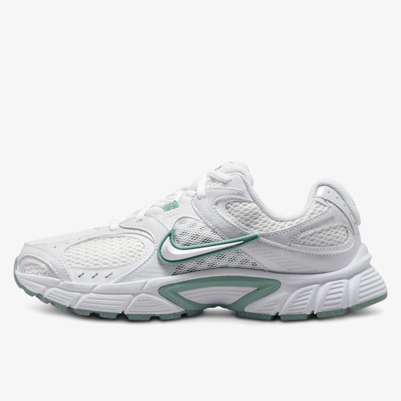 Seitliche Ansicht eines weißen Sneakers mit atmungsaktivem Mesh und komfortabler Sohle, ideal für sportliche Aktivitäten