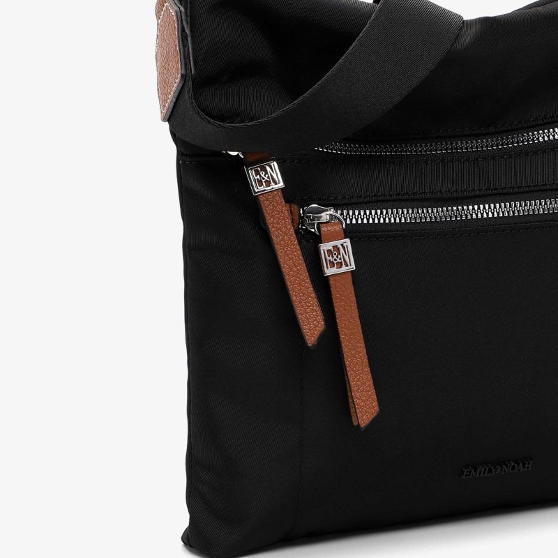 Detailaufnahme eines schwarzen Taschenbereichs mit Reißverschluss und braunen Zippern, zeigt hochwertige Verarbeitung und robustes Material