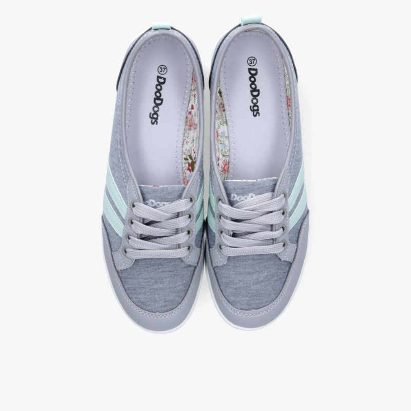 Leichte Sportschuhe in Hellblau und Grau mit komfortabler Passform und flexibler Sohle, Draufsicht