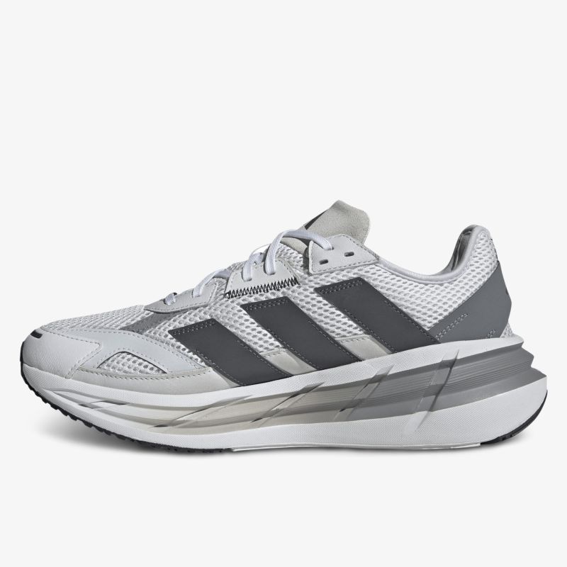seitliche Ansicht leichter Sneaker mit atmungsaktivem Material und modernem, sportlichem Design