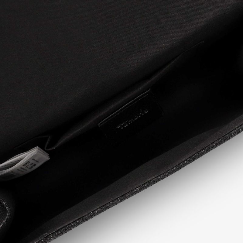 Detailaufnahme Innenraum einer schwarzen Tasche mit glatter Oberfläche für hohen Komfort und Stauraum