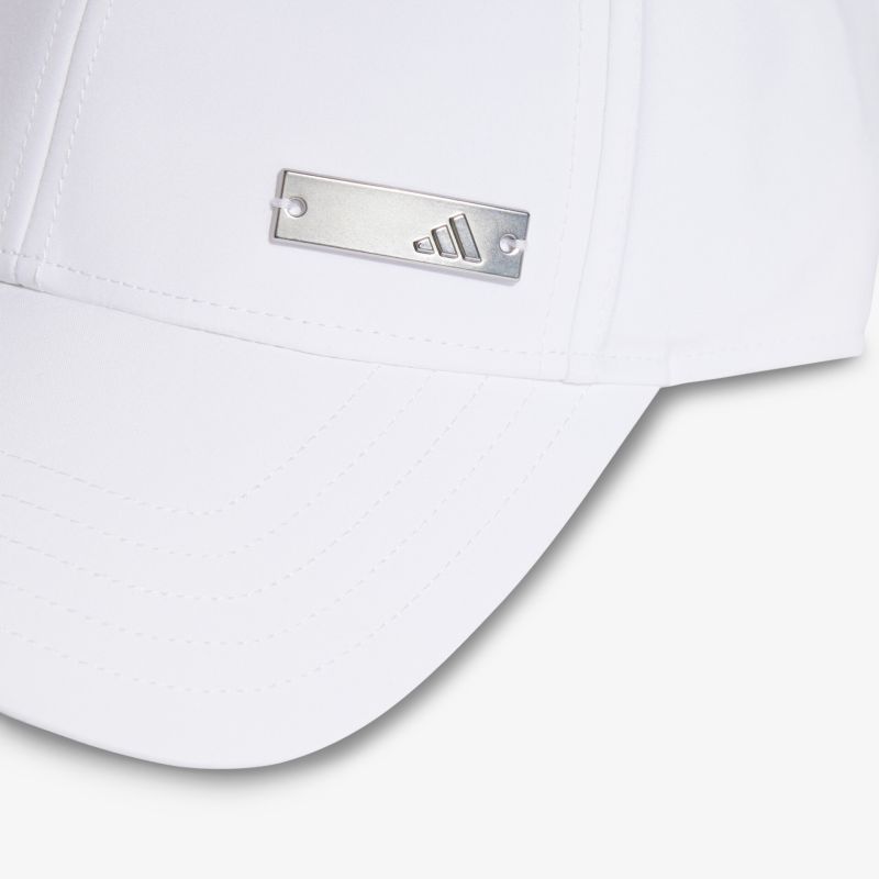 Weiße Mütze mit dezentem Metall-Logo, sportlicher Stil und hochwertigem Material, Detailaufnahme