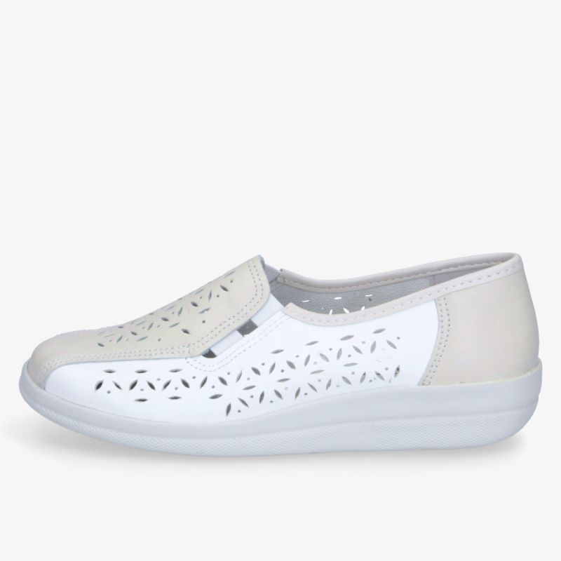 Bequemer leichter weißer Slipper mit atmungsaktiven Einsätzen und flexibler, rutschfester Sohle seitlich sichtbar