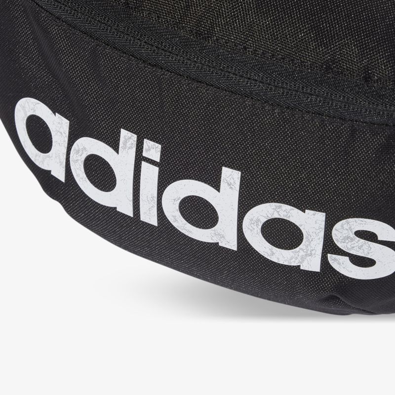 Schwarzes Adidas-Logo auf sportlichem Textilmaterial in weiß, klare und hochwertige Detailansicht