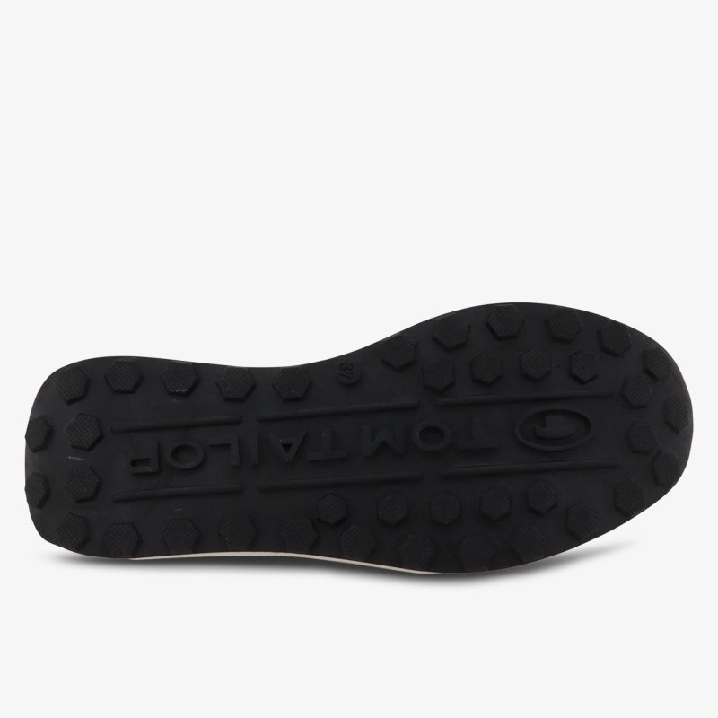 Robuste schwarze Sohle mit griffigem, rutschfestem Profil für optimale Stabilität und Langlebigkeit