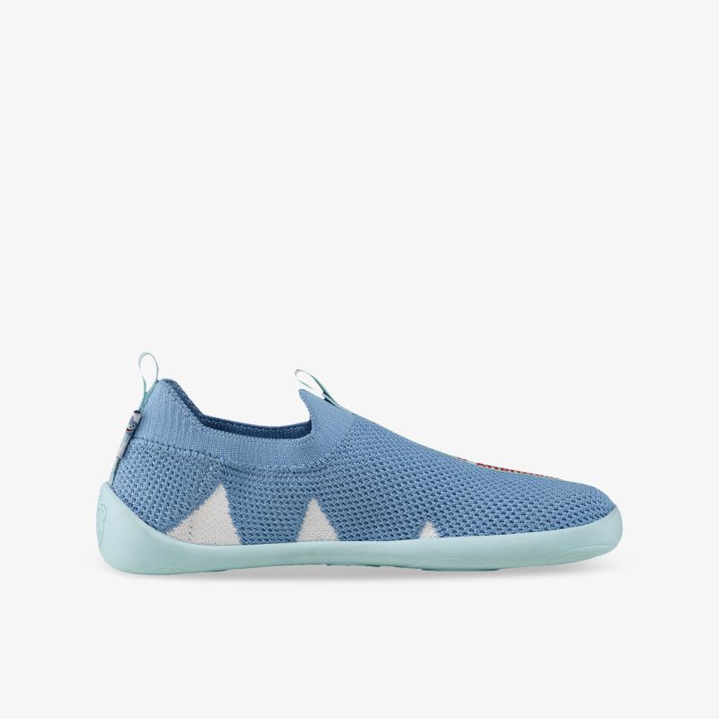 Leichter blauer Sneaker mit atmungsaktivem Material und rutschfester Sohle, sportliches und flexibles Design