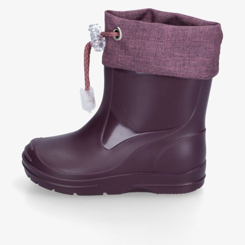 Bordeauxrote Gummistiefelette mit weichem Textilumschlag, robustem Profil und praktischem Kordelzug in Seitenansicht