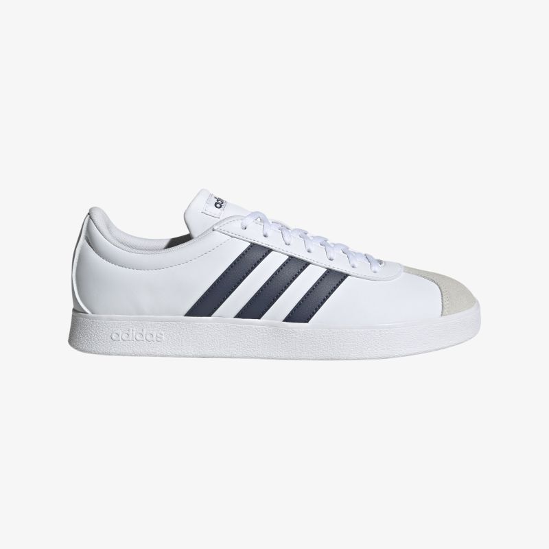 Moderner weißer Sneaker mit ikonischen Streifen, ideal für sportliche und lässige Outfits.