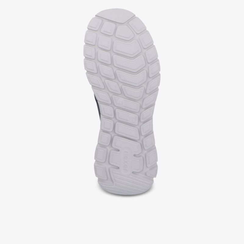 Weiße Schuhsohle mit tiefem Profil für sicheren Halt und optimalen Komfort