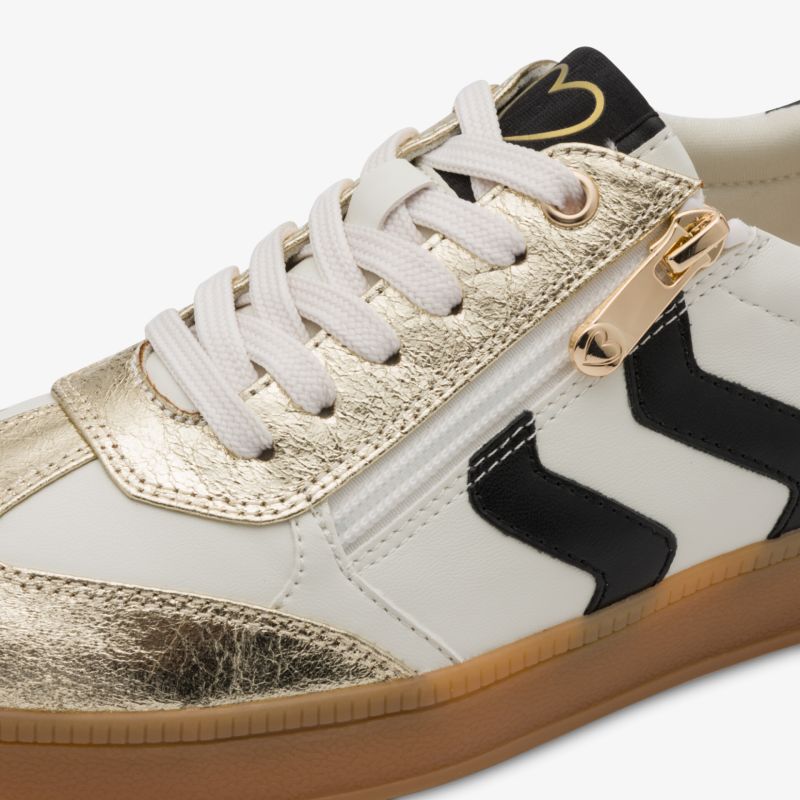 Moderner Sneaker mit Metallic-Einsätzen, komfortabler Schnürung und weichem Innenfutter nahe Ansicht