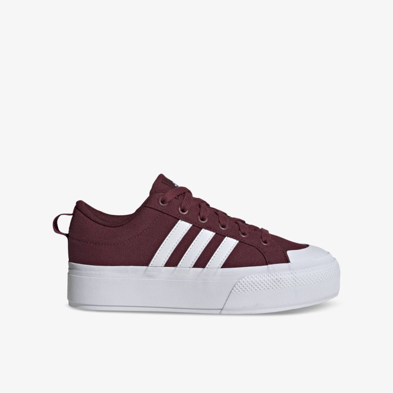 Klassischer weinroter Sneaker mit weißer Sohle und Streifen. Ideal für Alltag und Freizeit.