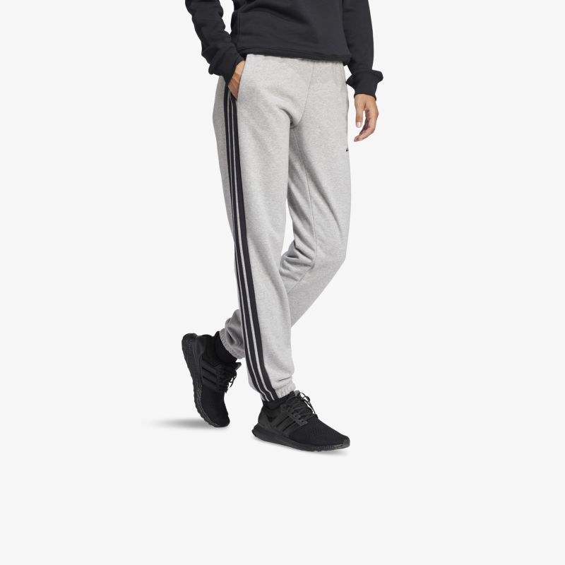 Sportliche schwarze Schuhe, getragen, mit grauer sportlicher Hose, komfortabel und vielseitig