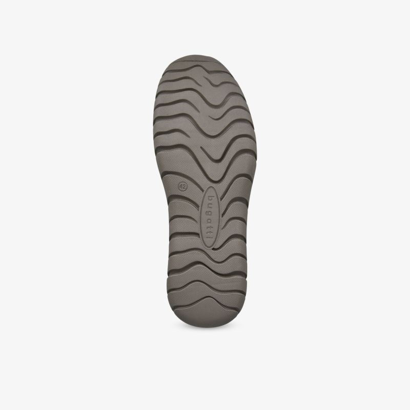 Detailaufnahme einer robusten, rutschfesten Schuhsohle mit flexiblem, griffigem Profil für optimalen Halt